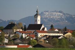 Grossansicht in neuem Fenster: Ortsbild mit Pfarrkirche St. Emmeran und Alpenpanorama